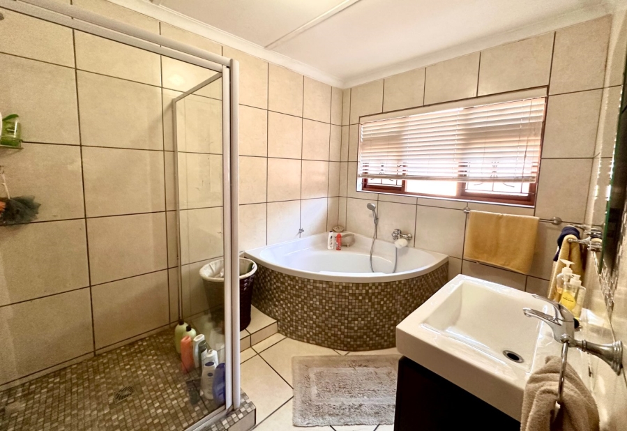 4 Bedroom Property for Sale in Glen Barrie Western Cape